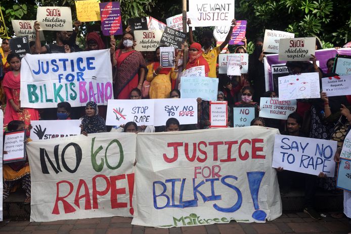 Indiërs komen massaal op straat met slogans in protest tegen de vrijlating van 11 mannen die levenslang kregen voor groepsverkrachting in 2002.