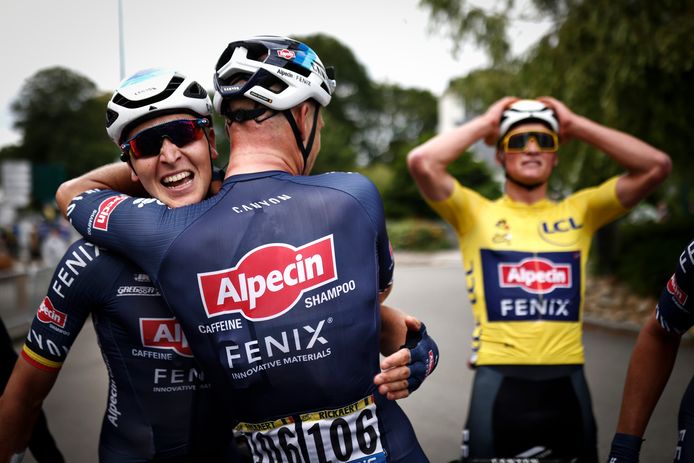 Tim Merlier won de derde etappe van Lorient naar Pontivy na een rit vol valpartijen, waarbij onder meer Primoz Roglic, Peter Sagan en Caleb Ewan hard onderuit gingen. Op de achtergrond kijkt Mathieu van der Poel nog vol ongeloof toe.
