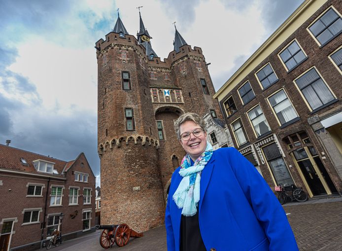 Petra van Duin van Toegankelijk Zwolle bij de Sassenpoort, die door de middeleeuwse wenteltrap niet erg toegankelijk is. Toch doen ze juist hier veel om de toegankelijkheid te vergroten.