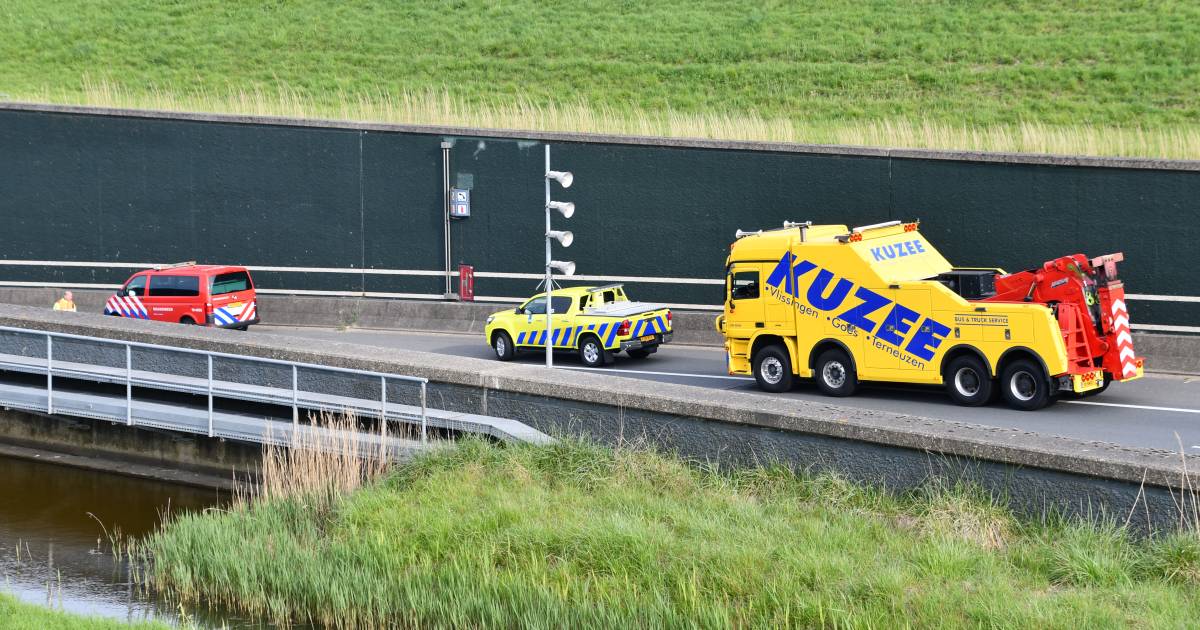 Lange files door ongeluk met vrachtwagens in Vlaketunnel, een rijstrook weer vrij.