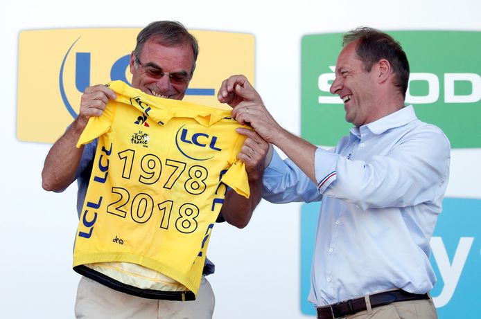 Hinault krijgt uit handen van Tourbaas Prudhomme een speciale gele trui, die verwijst naar zijn eerste Tourzege, 40 jaar geleden.