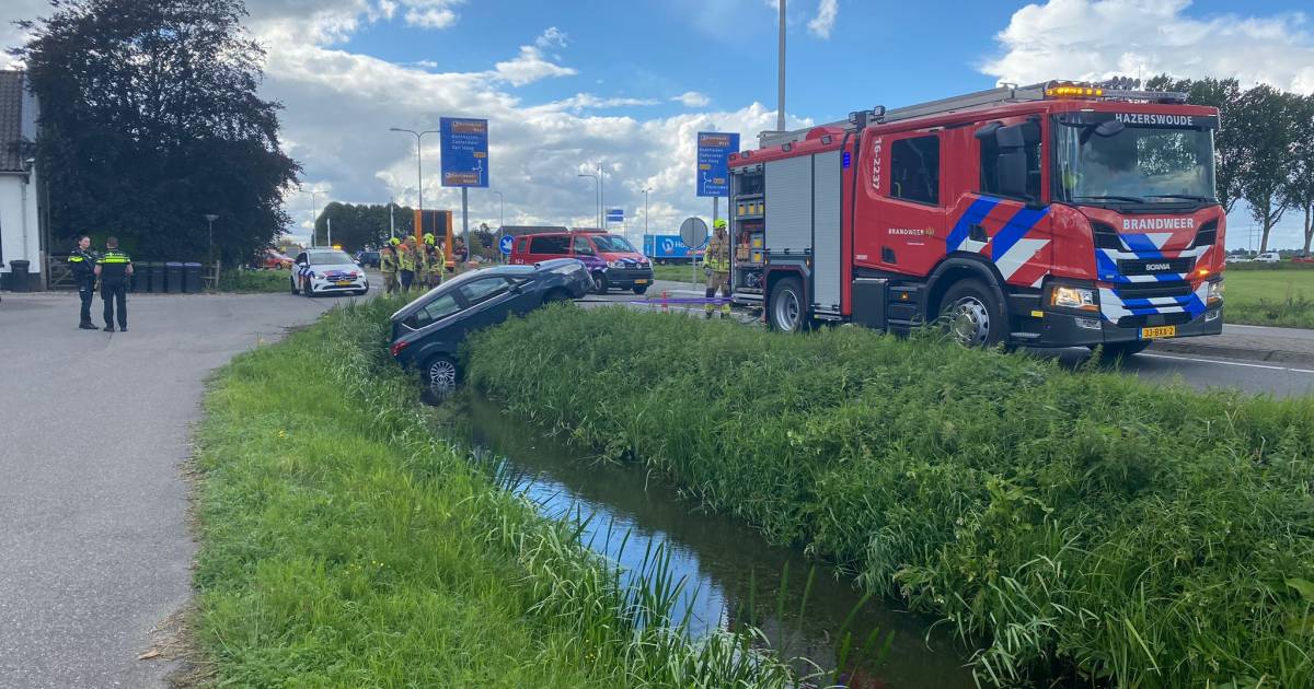 Auto belandt in sloot tijdens keren in Hazerswoude-Dorp, inzittenden niet gewond
