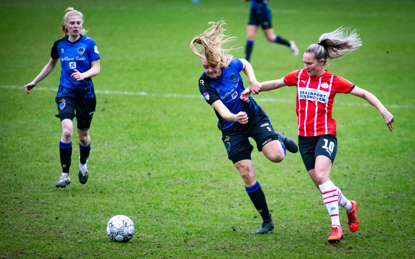 Desiree van Lunteren (rechts) namens PSV tegen ADO Den Haag.