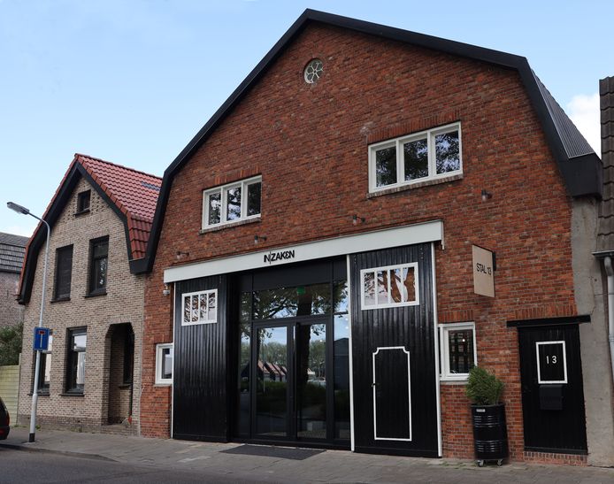 Voorzijde van het kantoor Stal 13 in Terneuzen. De in 1931 gebouwde stal werd de afgelopen twee jaar tot kantoor omgebouwd. De mendeuren naast de glazen entree zijn in originele staat gerestaureerd. Ook het ronde raam bovenin de gevel, het ‘uuleraampje’, is in oude staat hersteld.