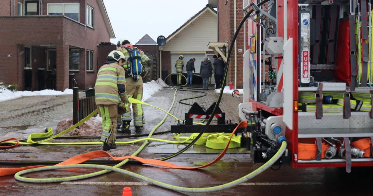 Brandweer in Achterveld breekt deur open om brand in schuur te blussen.