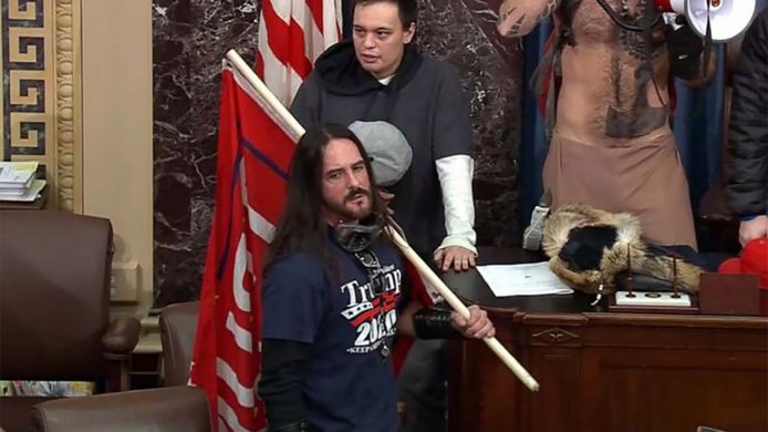Morgen hoort kraanmachinist Paul Allard Hodgkins (38) uit Florida of hij de cel ingaat, en voor hoe lang. Hodgkins werd op 6 januari gefilmd, met een Trump-vlag over zijn schouder op de vloer van de Amerikaanse Senaat.