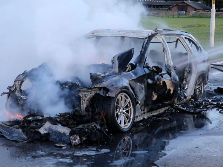 Gloednieuwe BMW brandt volledig uit bij Klarenbeek