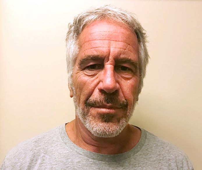 De van kindermisbruik verdachte multimiljonair Jeffrey Epstein, die op 10 augustus dood werd aangetroffen in zijn cel, op een politiefoto.