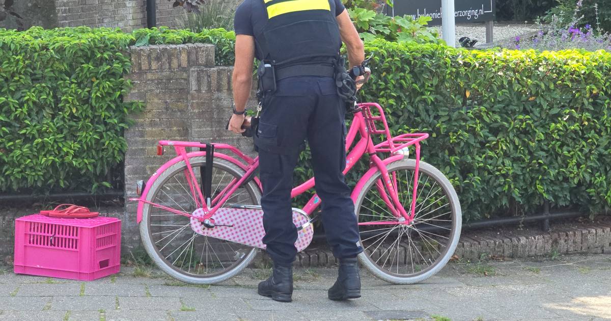 Meisje op de fiets raakt gewond bij botsing met auto.