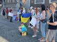 Oekraïeners demonstreren op de Grote Markt van Breda tegen de oorlog aan het einde van de week waarin in hun eigen land, als weer een dieptepunt, een grote stuwdam bezweek.