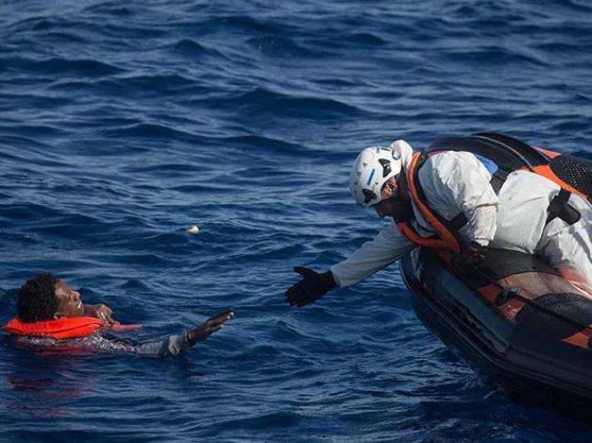 Spaanse kustwacht redt meer dan honderdvijftig bootvluchtelingen