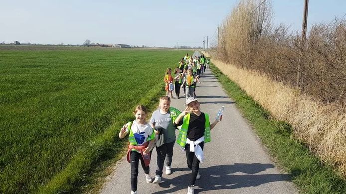 De kinderen van W'IJzer moedigen iedereen aan om mee te stappen voor het goede doel.
