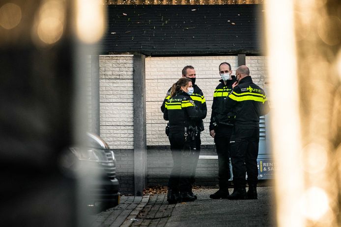 Afzettingen bij een woonwagenkamp in Bergeijk in november 2021. De politie deed toen op meerdere plaatsen in Nederland en België invallen in een onderzoek tegen drugsproductie en -handel.