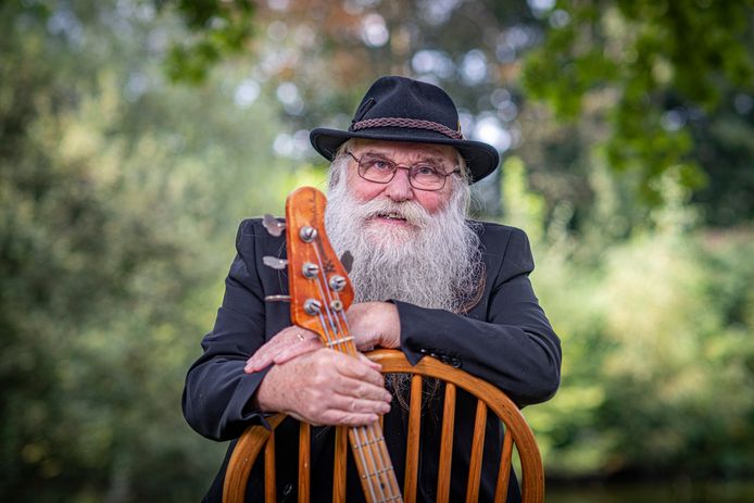 Hein Migchelbrink (74) weet van geen ophouden. De legendarische Ruurlose zanger van The Spitfires gaat door met zijn illustere songteksten zolang hij kan.