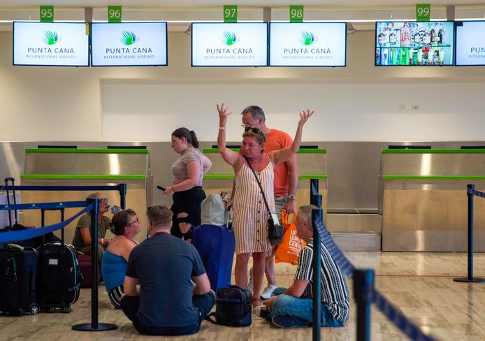 Een groepje gestrande reizigers van Thomas Cook op de luchthaven van Punta Cana in de Dominicaanse Republiek. Foto ter illustratie.