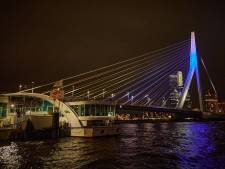Erasmusbrug kleurt blauw tegen racisme 
