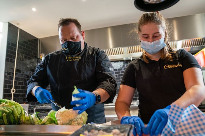 Hamrolletjes van Sandra Bekkari? Dan heb je bloemkool nodig en teamwork met Bjorn en Indra.