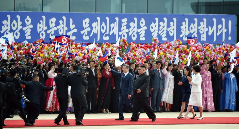 De Zuid-Koreaanse president Moon Jae-in en de Noord-Koreaanse leider Kim Jong-un tijdens de welkomstceremonie. Beeld EPA