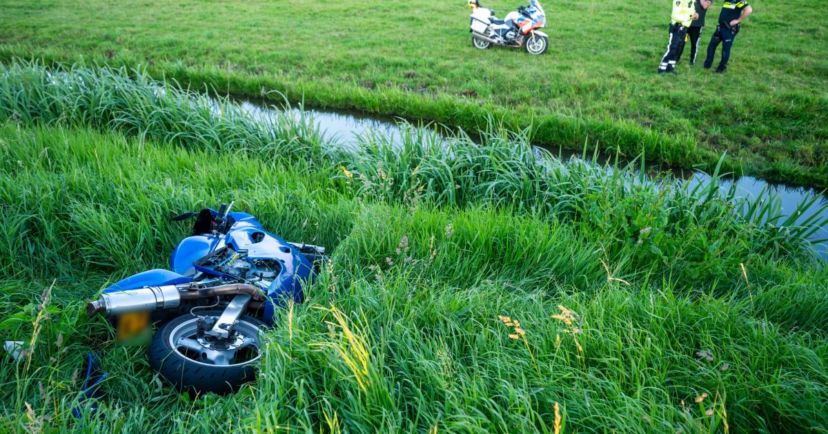 Motorrijder vliegt uit de bocht en belandt in de sloot