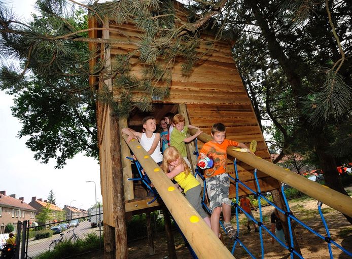Een indrukwekkende boomhut is de grote blikvanger van de vernieuwde speeltuin Het Varvik aan de Hendrik Smeltweg. Foto: Reinier van WIlligen