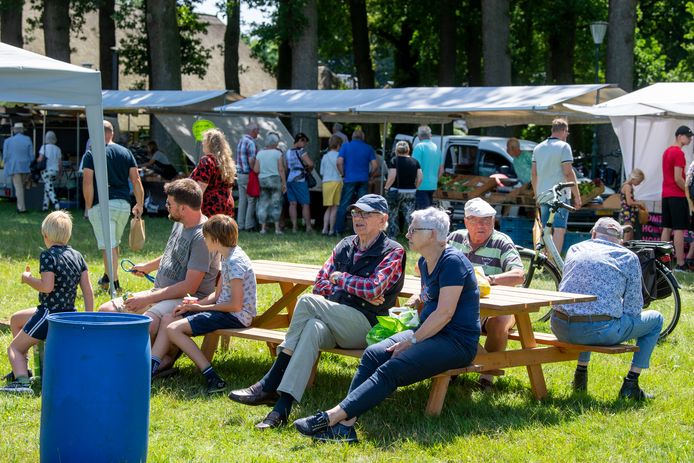 Lekker dorps weer samen op de bank op de Boerenmarkt in Vilsteren.