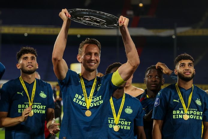 Luuk de Jong de Jong na het winnen van de Johan Cruijff Schaal begin dit seizoen. Kan de PSV-aanvoerder donderdag opnieuw feesten?