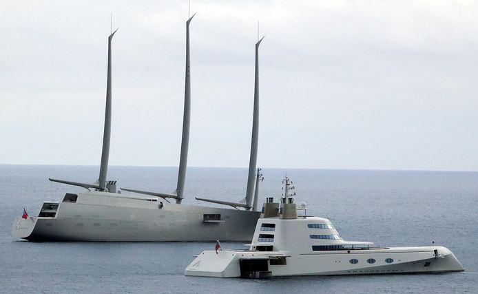 Links Sailing Yacht A - dat in beslag werd genomen in Italië - en rechts Motor Yacht A.