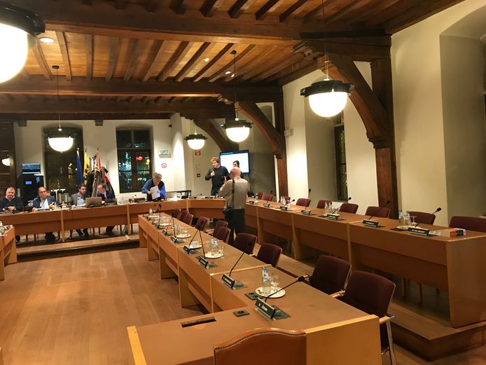 De oppositie verlaat de gemeenteraad.