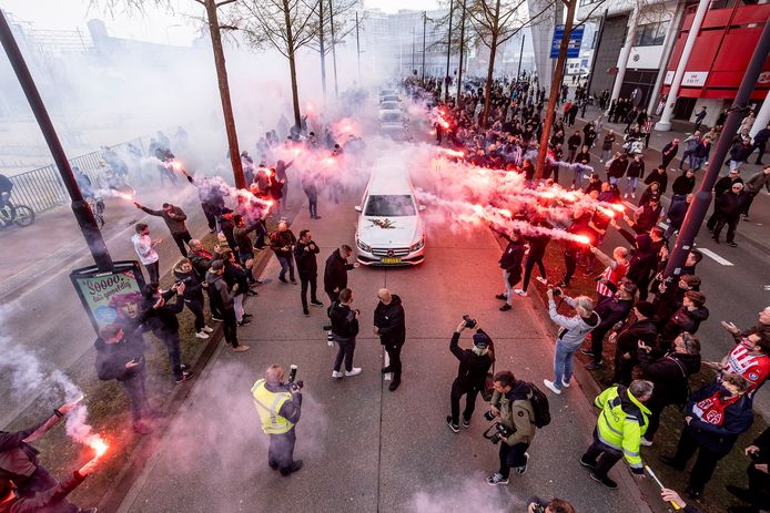 Duizenden supporters van PSV namen op 24 april afscheid van Willy van der Kuijlen.