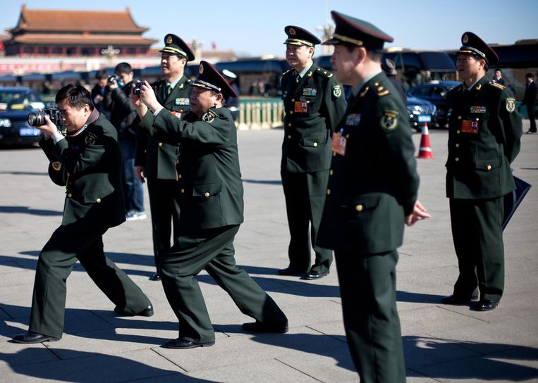 Afgevaardigden van het Chinese leger nemen foto's op het Tianmenplein Beeld ap
