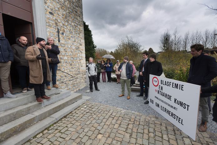 Het Katholiek Forum protesteerde aan de kerk tegen de ‘ontaarde kunst’ van Herck.