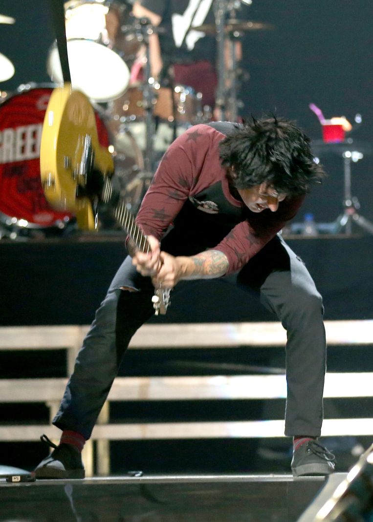 Разбивает гитару. Green Day Билли Джо Армстронг. Green Day Billie Joe Armstrong. Билли Джо Армстронг 2012. Green Day Билли Джо Армстронг 2022.