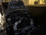 Auto brandt uit in Deventer, politie vermoedt brandstichting