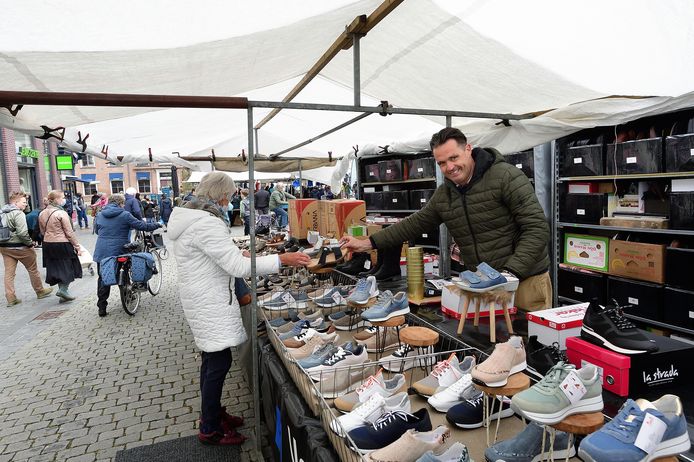 Norbert van de Sanden staat weer met zijn schoenenkraam op de markt.