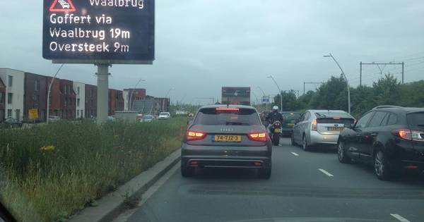 'Ouderwetse' file op N325 bij Lent door werk aan Waalbrug - De Gelderlander