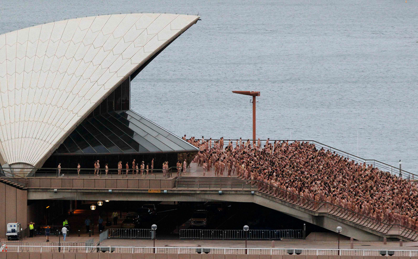 Duizenden naakte mensen op strand Sydney tegen huidkanker | Foto | hln.be