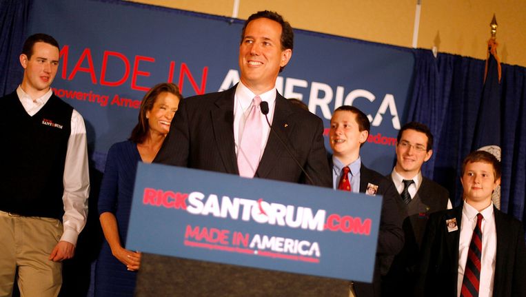 Rick Santorum dinsdag nadat bekend werd dat hij de voorverkiezingen in Alabama en Mississippi heeft gewonnen Beeld AFP