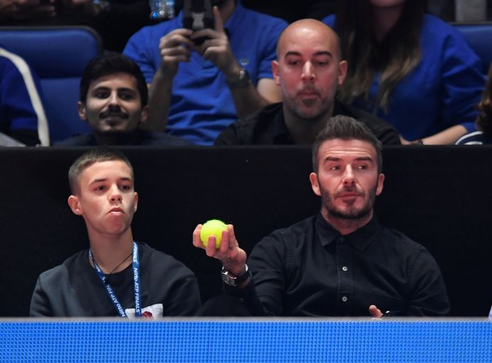 Romeo Beckham en zijn vader David waren vanavond aandachtig toeschouwer bij de finale tussen Alexander Zverev en Novak Djokovic.