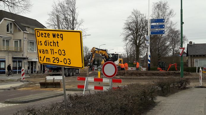 De rotonde die de twee belangrijkste ontsluitingswegen van Berghem met elkaar verbindt is tot eind van de maand dicht voor werkzaamheden.