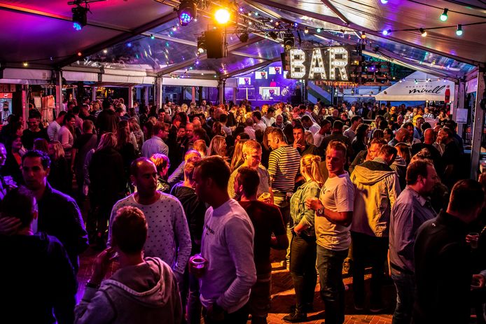 Stonden er vorig jaar nog drommen mensen op de feestweek, dit jaar zullen Naaldwijkers het zonder moeten doen.