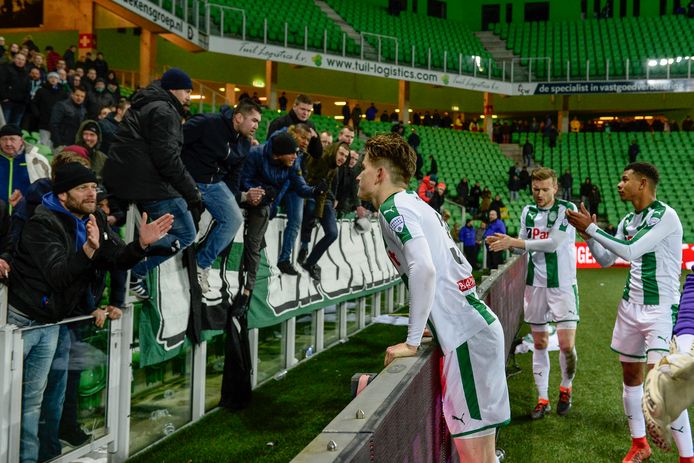 Ontevreden supporters van FC Groningen roepen de spelers ter verantwoording na weer een teleurstellend resultaat.