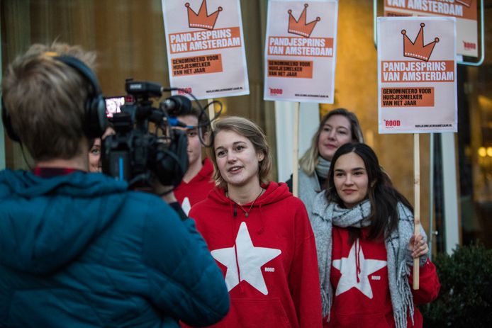 Leden van Rood, de jongerenafdeling van de SP, tijdens een actie tegen huisjesmelkers.