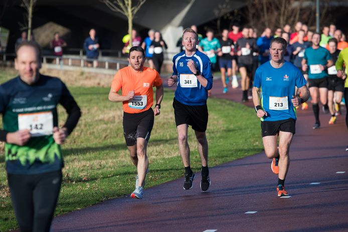 Issam Hilal (nummer 1553) op weg bij de Brink tot Brinkloop.