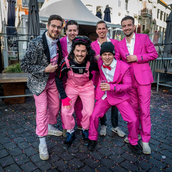 Carnavalisten van de Dikkoppen uit Lent.