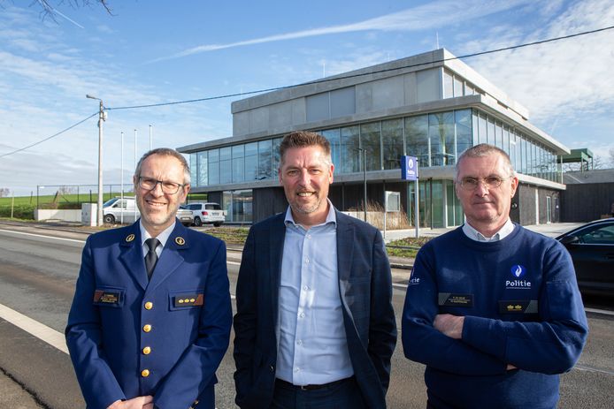 Hoofdcommissaris en korpschef David Cummins (links) met burgemeester Kris Poelaert (voorzitter politiecollege) en Philippe De Gelas, de laatste waarnemend korpschef.