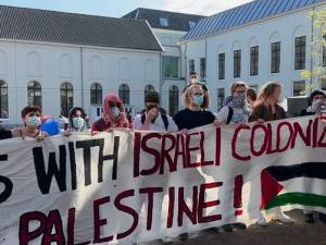 Tientallen pro-Palestinademonstranten blokkeren binnenplein universiteitsbibliotheek Utrecht