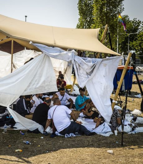 Paar honderd asielzoekers moeten gedwongen buiten slapen in Ter Apel, COA vindt geen onderdak  
