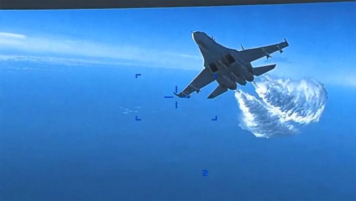Le premier jet largue du carburant en direction du drone pour tenter de le neutraliser.