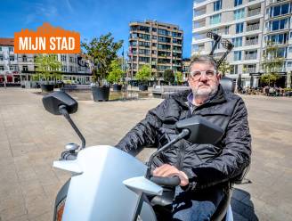 MIJN STAD. Dirk Blondé toert graag rond met zijn scootmobiel in De Panne: “Elke dag geniet ik hier van het vakantiegevoel”