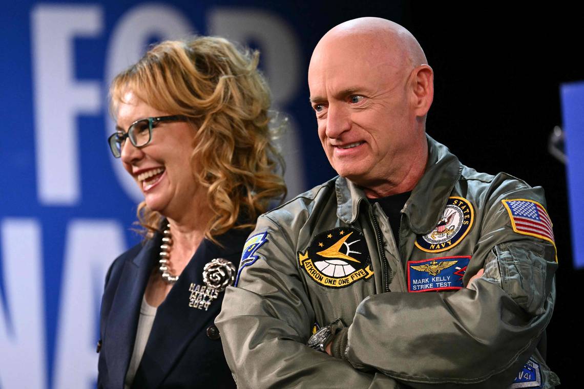 Gevechtspiloot, astronaut en nu rivaal van Donald Trump: senator Mark Kelly gaat telkens de strijd aan